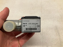 Load image into Gallery viewer, SKF 171-210-061 OIL PRESSURE SWITCH
