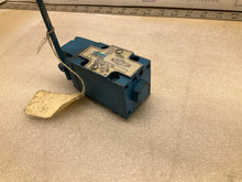 Load image into Gallery viewer, Vickers DG17V-3-2C-40 VALVE

